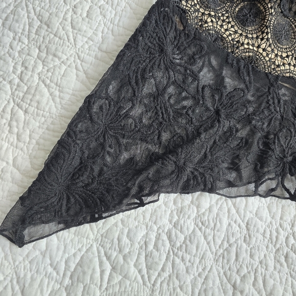 Adiva Crochet And Lace Ruffle Black Skirt With Curve Pointed Hem - Picture 4 of 10